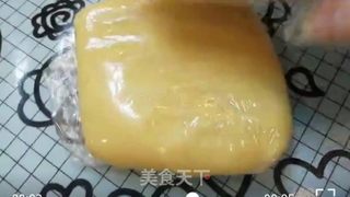 中秋豆沙蛋黄月饼的做法步骤:3