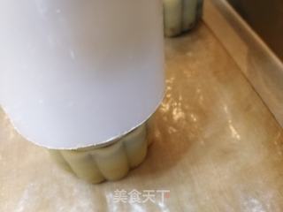 中秋豆沙蛋黄月饼的做法步骤:6
