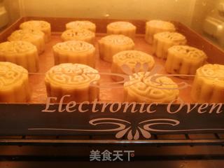中秋豆沙蛋黄月饼的做法步骤:8