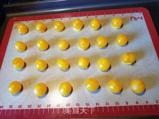 双黄莲蓉月饼的做法步骤:3