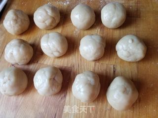 双黄莲蓉月饼的做法步骤:8