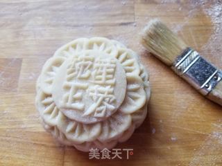 双黄莲蓉月饼的做法步骤:14