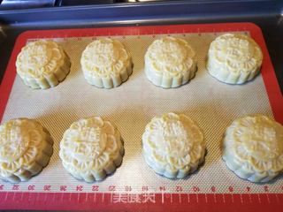 双黄莲蓉月饼的做法步骤:17