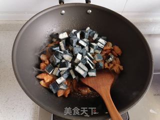 臭豆腐烧肥肠的做法步骤：7