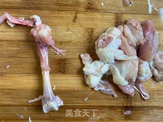 家庭简易版板栗烧鸡，简单易上手，口感色泽红亮板栗香甜鸡肉鲜滑的做法步骤：1