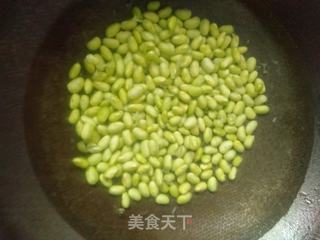 小炒嫩黄豆的做法步骤:3
