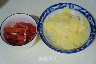 尖椒炒土豆片的做法步骤:2