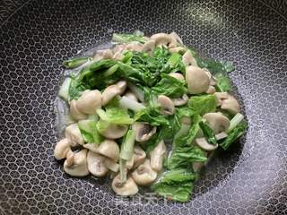 蘑菇炒毛白菜的做法步骤:7