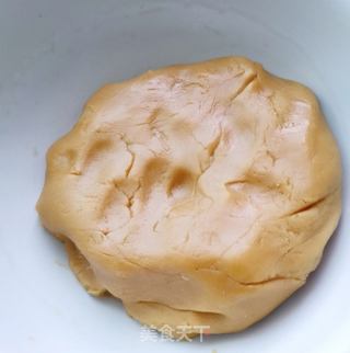 莲蓉蛋黄月饼的做法步骤:2