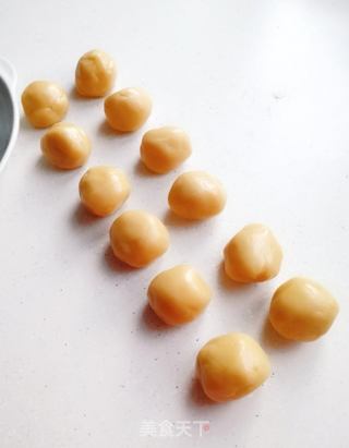 莲蓉蛋黄月饼的做法步骤:6