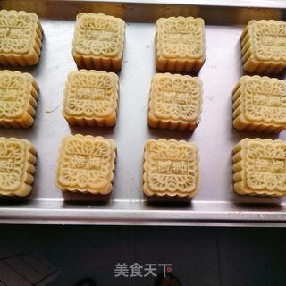 莲蓉蛋黄月饼的做法步骤：10