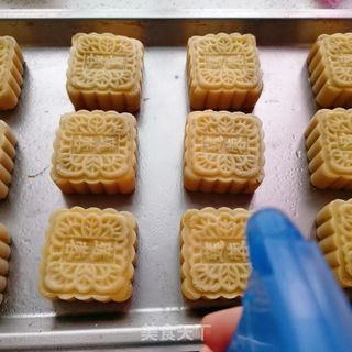 莲蓉蛋黄月饼的做法步骤:11