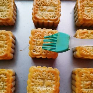 莲蓉蛋黄月饼的做法步骤:12