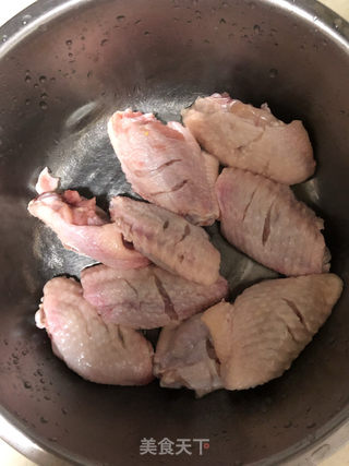 炸鸡翅的做法步骤：1