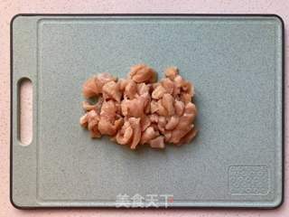 鸡丁炒西兰花的做法步骤:2