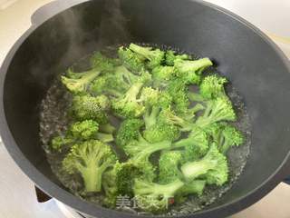 鸡丁炒西兰花的做法步骤:6