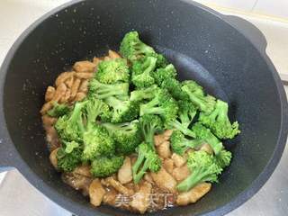 鸡丁炒西兰花的做法步骤:10