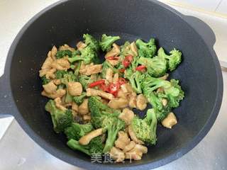 鸡丁炒西兰花的做法步骤:11