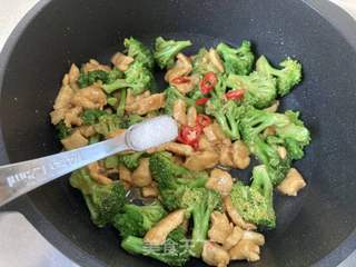 鸡丁炒西兰花的做法步骤:12