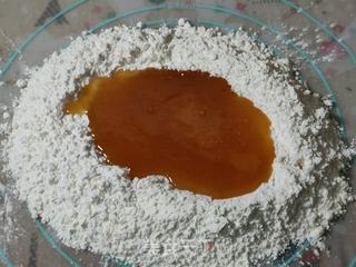 金桃枣泥月饼的做法步骤:4