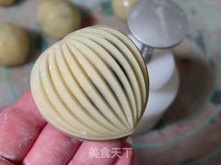 金桃枣泥月饼的做法步骤:9