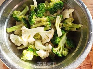 腊肉炒双色菜花的做法步骤:2