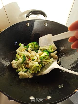 腊肉炒双色菜花的做法步骤:5