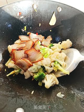腊肉炒双色菜花的做法步骤:7
