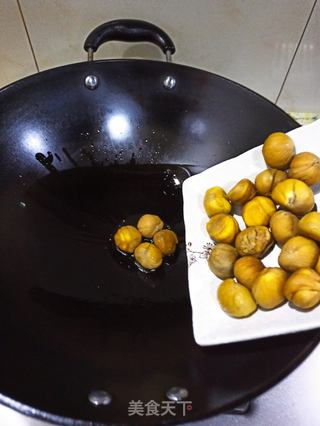板栗炖鸡的做法步骤:3
