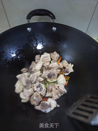 板栗炖鸡的做法步骤:5