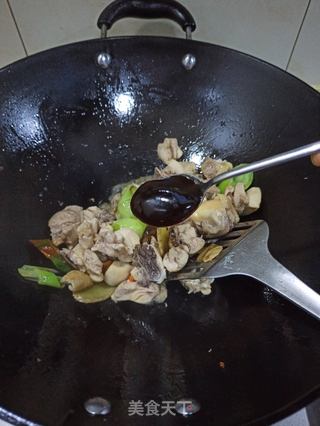 板栗炖鸡的做法步骤:7
