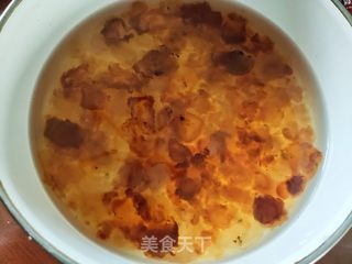 红枣银耳炖桃胶的做法步骤:2