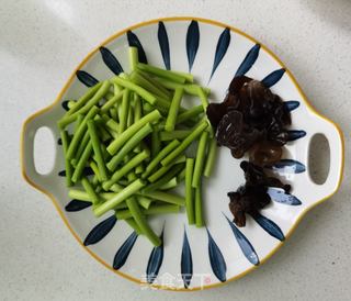 蒜苔炒肉片的做法步骤:2
