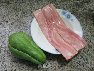 培根炒佛手瓜的做法步骤：1