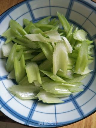 腰果虾仁炒西芹的做法步骤:2