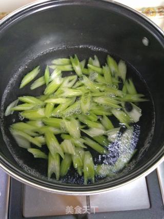 腰果虾仁炒西芹的做法步骤:3