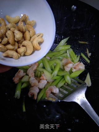 腰果虾仁炒西芹的做法步骤:11