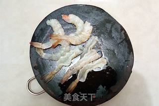 丝瓜炒虾球的做法步骤:2