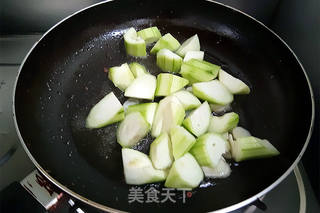 丝瓜炒虾球的做法步骤:7