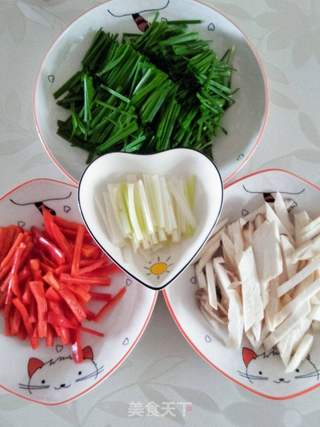杏鲍菇甜椒炒韭菜的做法步骤：3