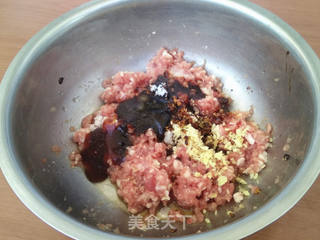 猪肉韭菜馅水饺的做法步骤:2