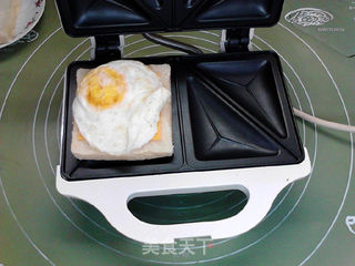 酱香火腿鸡蛋芝士三明治的做法步骤:11