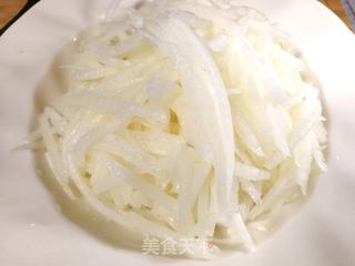 清肺润燥，酸甜可口～～山楂雪梨丝的做法步骤：3