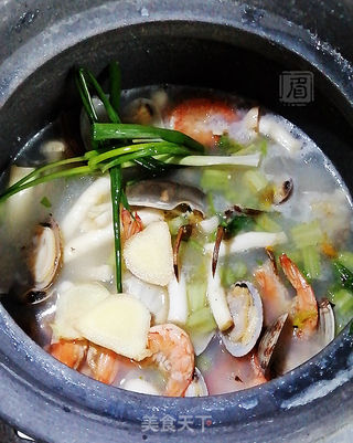 砂锅海鲜粥 的做法步骤:8