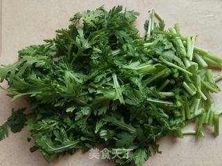 蒸炒茼蒿胡萝卜丝的做法步骤:2