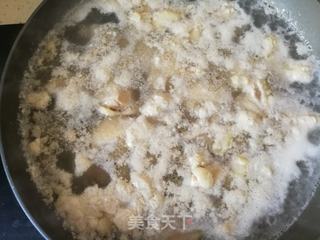 白萝卜红菇鸡腿汤的做法步骤:2