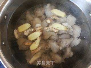 白萝卜红菇鸡腿汤的做法步骤：4