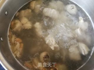 白萝卜红菇鸡腿汤的做法步骤：5