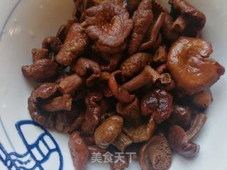 白萝卜红菇鸡腿汤的做法步骤:9