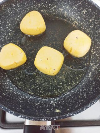超好吃的南瓜紫米饼的做法步骤:6